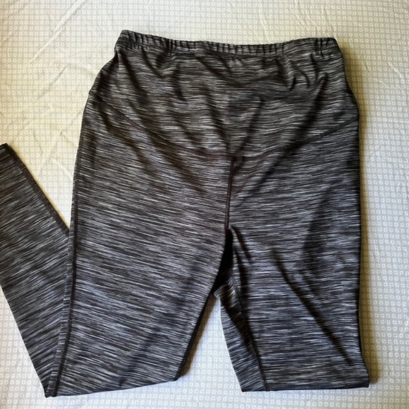 *LOT OF 2* Full-Panel Old Navy Maternity Leggings - Picture 3 of 5